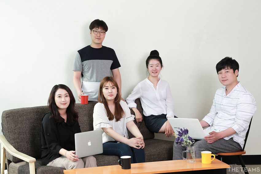 견적의신 - '이직은 없다. 채용만 있을 뿐' 아크릴 마트 팀터뷰 사진 1 (더팀스 제공)