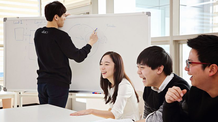 주식회사 닷 - 치열한 목표 달성 후 함께 뜯는 치킨의 맛, 주식회사 닷 팀터뷰 사진  (더팀스 제공)