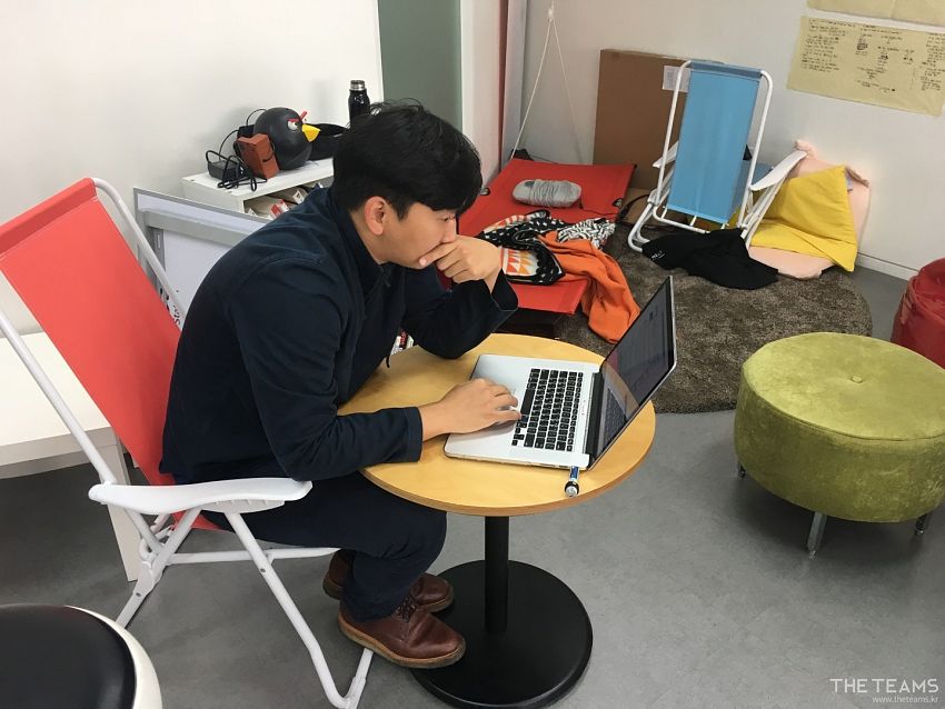 주식회사씨세론 - ‘안정적인 직업을 포기하고 스타트업에서 일해요’ 씨세론 김경식 세일즈 디렉터 팀터뷰 사진  (더팀스 제공)