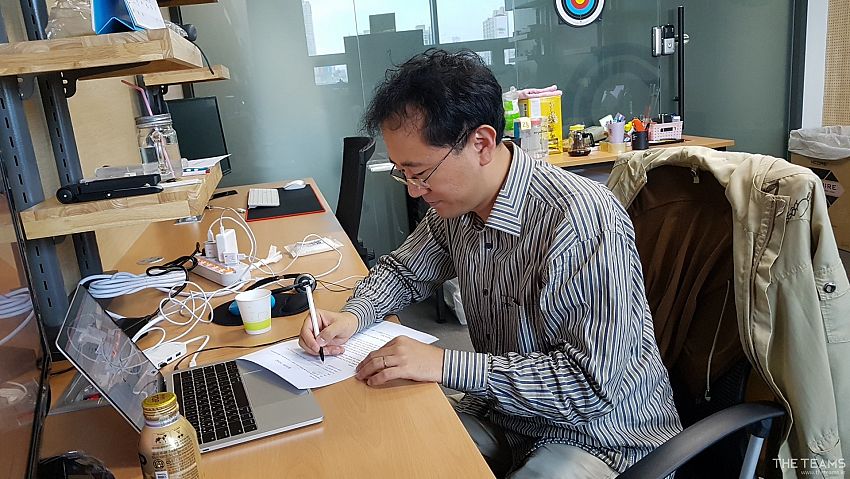 코믹스브이 - 새로운 세상을 꿈꾸는 개발자, 최원효 코믹스브이 CTO 팀터뷰 사진  (더팀스 제공)