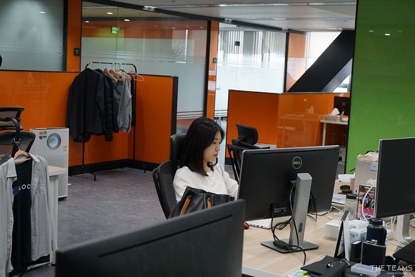 블로코 마케팅 팀 - 활달함과 적극적인 커뮤니케이션으로 회사의 미래를 만들다, 블로코 마케팅 팀 이유민 마케터 팀터뷰 사진  (더팀스 제공)