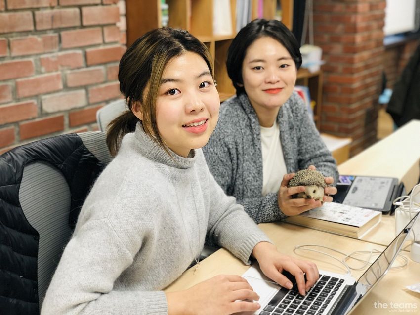 Newneek(뉴닉) - 바쁘지만 정의로운 사람들을 위한 뉴스레터, 뉴닉 김소연 CEO & 빈다은 COO 팀터뷰 사진  (더팀스 제공)