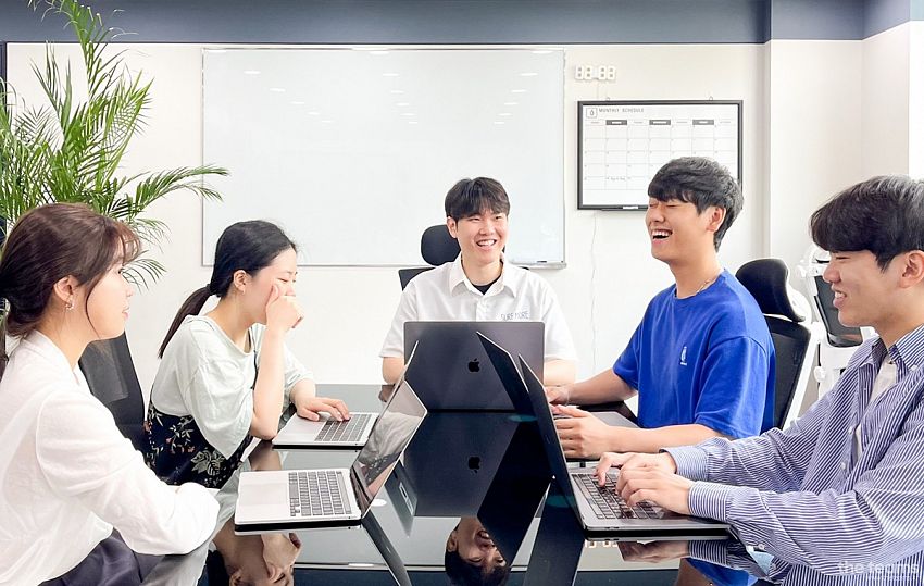 (주)유커넥션 - 대학생 필수 어플 포켓유니브를 만듭니다. 유커넥션 팀터뷰 사진  (더팀스 제공)