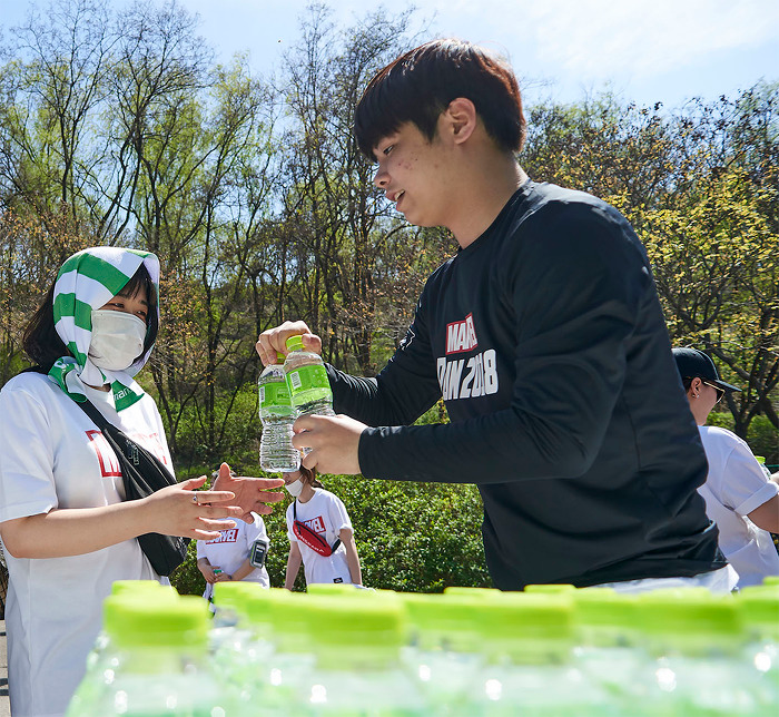마블런 풀무원 샘물 협찬