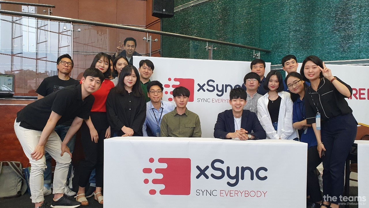엑씽크(xSync) - 가족들한테 자랑하고 싶은 회사 엑씽크에서 프론트엔드 개발자를 모십니다! : 채용 메인 사진 (더팀스 제공)