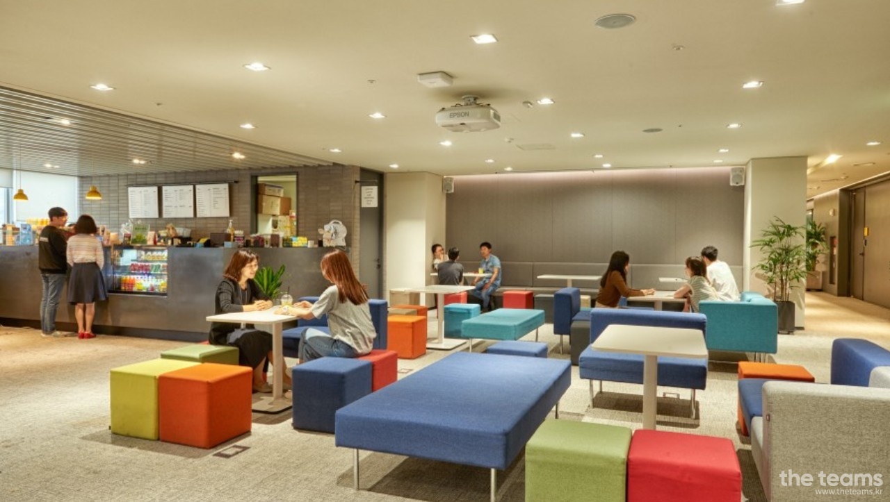 카카오뱅크 - [서비스기획] 서비스/플랫폼 기획 및 운영 담당자 : 채용 메인 사진 (더팀스 제공)